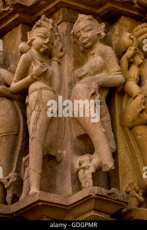 Komplizierte Stein Skulptur Detail Apsara in einem Tempel, Khajuraho, Chhatarpur Bezirk, Madhya Pradesh, Indien Stockfoto