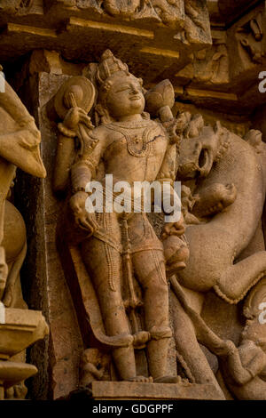 Komplizierten Stein Skulptur Details von Lord Vishnu in einem Tempel, Khajuraho, Chhatarpur Bezirk, Madhya Pradesh, Indien Stockfoto