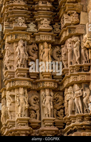 Komplizierten Stein Skulptur Details eines Tempels, Khajuraho, Chhatarpur Bezirk, Madhya Pradesh, Indien Stockfoto