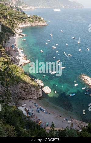 Blick hinunter auf kleine Sandstrände in einer geschützten Bucht am Conca dei Marini an der Amalfiküste, Italien Stockfoto