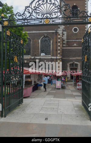 Markt am Samstag in die Kirche des Hl. Jakob, Piccadilly, London, England Stockfoto