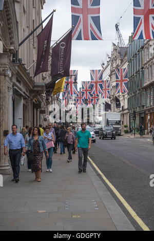 Straßenszene in Old Bond Street, London. Die Straße ist mit Union Jack Flaggen dekoriert Unsere queens 90. Geburtstag zu feiern. Stockfoto