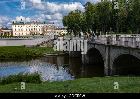 Bialystok, Polen, 16. Juli 2016: Gärten des Palais Branicki, die historische Anlage ist ein beliebter Treffpunkt für einheimische Stockfoto