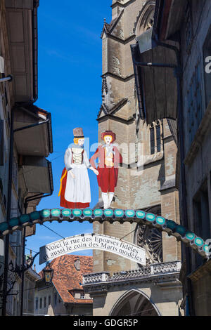 Straßenschild in einer Seitenstraße von der Kathedrale von Saint-Nicolas in Freiburg, Schweiz Stockfoto