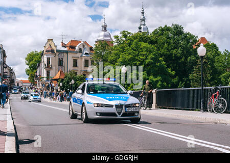 Polnische Polizei Konvoi auf einer Brücke mit Blick auf die Altstadt thront im Hintergrund. Stockfoto