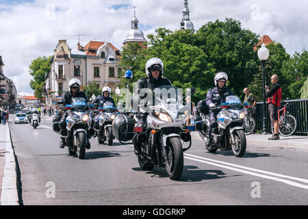 Polnische Polizei Motorrad-Konvoi auf einer Brücke mit Blick auf die alten Stadttürme im Hintergrund. Stockfoto