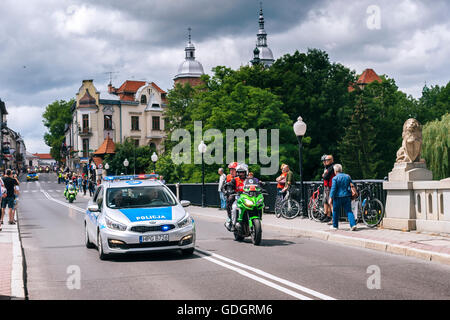 Polnische Polizei Konvoi auf einer Brücke mit Blick auf die Altstadt thront im Hintergrund. Stockfoto