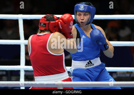 Kanadas Ariane Fortin (rot) im Kampf gegen Wales' Lauren Price (blau) in den Frauen mittleren Gewicht 69-75kg Halbfinale 1 in SECC, während die Commonwealth-Spiele 2014 in Glasgow. Ariane Fortin (rot) gewann den Kampf. Stockfoto