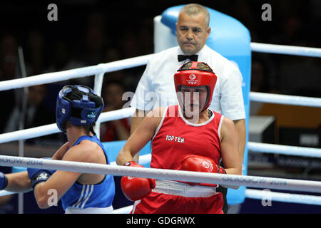 Kanadas Ariane Fortin (rot) im Kampf gegen Wales' Lauren Price (blau) in den Frauen mittleren Gewicht 69-75kg Halbfinale 1 in SECC, während die Commonwealth-Spiele 2014 in Glasgow. Ariane Fortin (rot) gewann den Kampf. Stockfoto