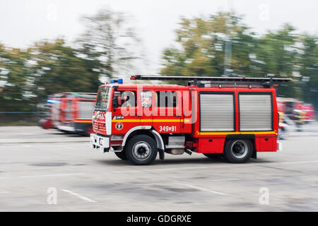 Verschwommene Polnisch Feuerwehrauto quer über den Platz zu beschleunigen Stockfoto