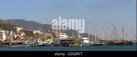 MARMARIS, Türkei - 15. September 2014: Panoramablick am Hafen von Marmaris in der Türkei. Marmaris ist Zentrum für Segeln und Tauchen, Stockfoto