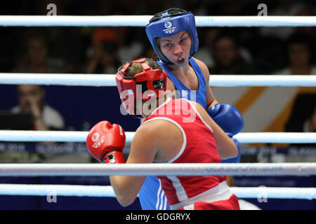 Kanadas Ariane Fortin (rot) im Kampf gegen Wales' Lauren Price (blau) in den Frauen mittleren Gewicht 69-75kg Halbfinale 1 in SECC, während die Commonwealth-Spiele 2014 in Glasgow. Ariane Fortin (rot) gewann den Kampf. Stockfoto