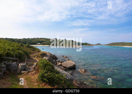 Vean Bucht und die Bucht von St. Agnes und Gugh, St. Agnes, Isles of Scilly, Großbritannien Stockfoto