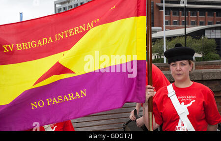 Die Abraham Lincoln Brigade, offiziell XV International Brigade, eine gemischte Brigade, die im Spanischen Bürgerkrieg als Teil der Internationalen Brigaden für die spanische Republik kämpfte. Liverpool James Larkin March and Rally zum Gedenken an die Abraham Lincoln International Brigade. Spanische republikanische Flagge mit rotem 3-Punkt-Stern-Emblem der Internationalen Brigaden Merseyside. UK Stockfoto