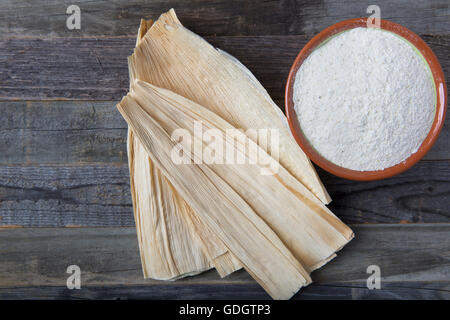 Maismehl Masa und Maiskolben für die Zubereitung von Tamales. Stockfoto