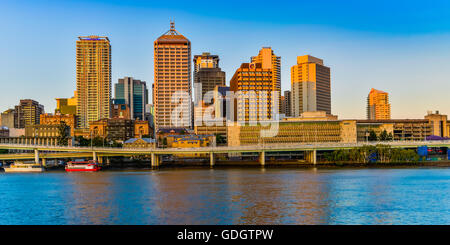 Ansicht von Brisbane aus Southbank mit den Gebäuden aus dem Brisbane River schimmernd Stockfoto