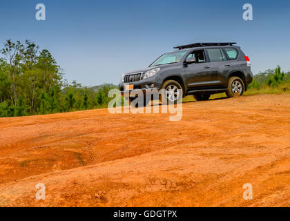 König des Hügels-Toyota Landcruiser Prado geparkt auf einem Hügel von Schmutz in den Glasshouse Mountains an der Sunshine Coast in Queensland Stockfoto