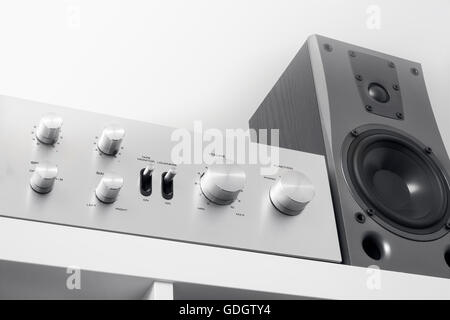 Vintage Stereo-Endstufe und Lautsprecher auf weißen Schrank Stockfoto