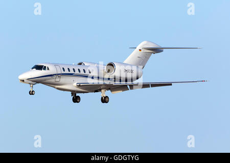 Air X Cessna 750 Citation X [D-BOOC] segelnder Touch und Gos am Start-und Landebahn 31 am Abend. Stockfoto