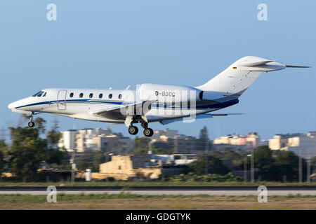 Air X Cessna 750 Citation X [D-BOOC] segelnder Touch und Gos am Start-und Landebahn 31 am Abend. Stockfoto