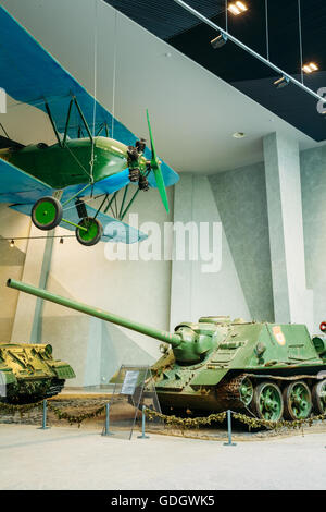 Minsk, Weißrussland. Sowjetischer Jagdpanzer SU-100 und leichte Nachtbomber, PO-2. Ausstellung von Waffen und Ausrüstung In der belarussischen Mu Stockfoto