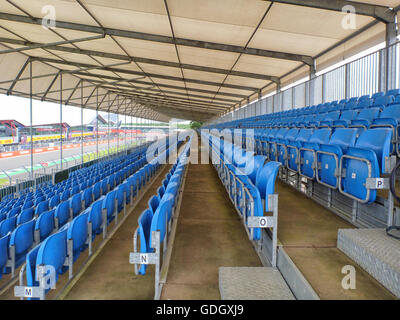 Leere Grand stehen Stadion blau Sitzreihen in Stufen zeigen. Stockfoto