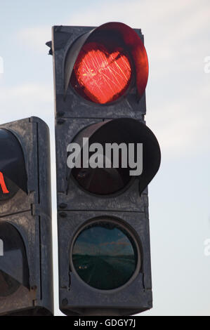Island: eine Ampel mit rot Herzform in der Stadt Akureyri, die Stadt der Mitternachtssonne, die Hauptstadt des Nordens Stockfoto