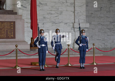 Taipeh, Taiwan - 8. Januar 2015: Wechsel der Wachen Prozession innen Chiang Kai-Shek-Gedächtnishalle. Stockfoto