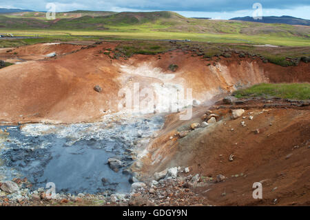 Island: Hverir, eine geothermische Gebiet in der Mývatn Region berühmt für seine Fumarolen, heißen Quellen und Schwefel Stockfoto