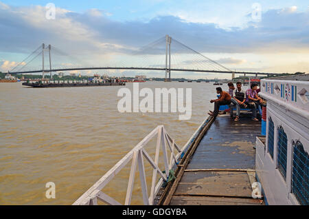 Passagierfähre Service über Hooghly River mit Second Hooghly Bridge im Hintergrund, Kolkata, Westbengalen, Indien Stockfoto