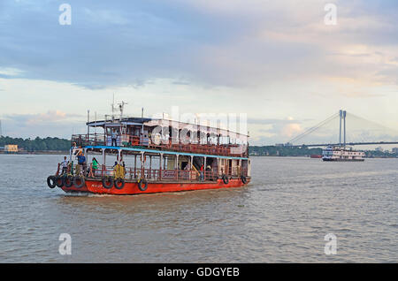 Passagierfähre Service über Hooghly River mit Second Hooghly Bridge im Hintergrund, Kolkata, Westbengalen, Indien Stockfoto