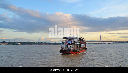 Passagierfähre Service über Hooghly River mit Second Hooghly Bridge im Hintergrund, Kolkata, Westbengalen, Indien Stockfoto