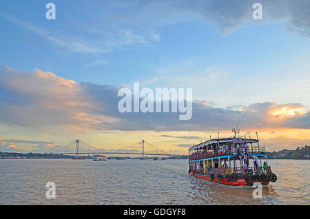 Passagierfähre Service über Hooghly River mit Second Hooghly Bridge im Hintergrund, Kolkata, Westbengalen, Indien Stockfoto