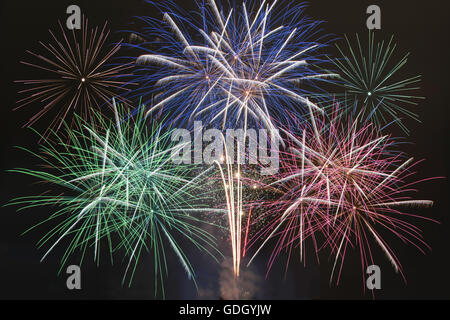 Grün, blau, rosa, rot-Feuerwerk - Feier und Patriotismus-Konzept Stockfoto