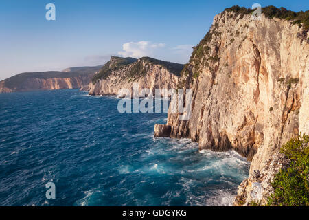 Küste bei Lefkada Insel in Griechenland. Cape Doukato, Ionisches Meer, Griechenland Stockfoto