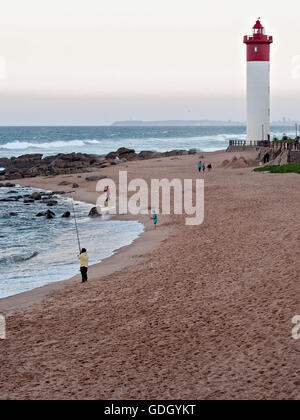 DURBAN, Südafrika - 11. Juli 2016: Angler am Strand von Umhlanga Rocks in der Nähe von Leuchtturm Stockfoto