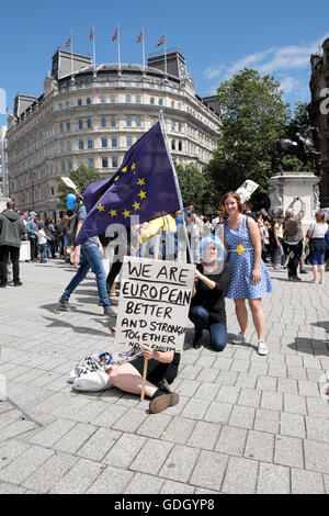 „Marsch für Europa“-Demonstranten auf dem Trafalgar Square mit „Wir sind Europäer stärker zusammen“ bleiben Zeichen EU-Flagge London UK 2. Juli 2016 KATHY DEWITT Stockfoto