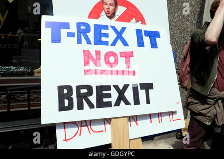 'March für Europa" bleiben Wähler T-Rex Es Nicht Brexit" in EU-Referendum Protest demo Parliament Square in London, Großbritannien, 23. Juni 2016 KATHY DEWITT Stockfoto