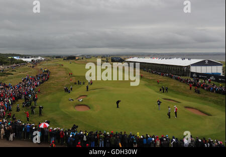 USAS Phil Mickelson putts am 16. Tag drei der The Open Championship 2016 im Royal Troon Golf Club, South Ayrshire. Stockfoto