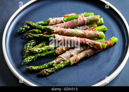 Gegrillter Spargel mit Salbei und Thymian in Parmaschinken umwickelt Stockfoto