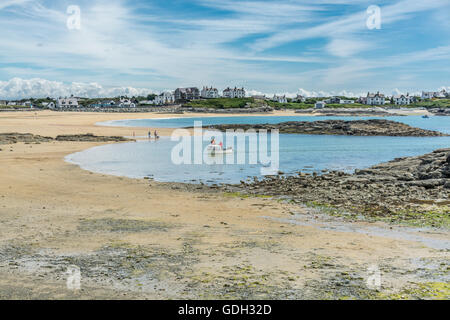 Blick auf Strand in Trearddur Bay auf Anglesey Stockfoto