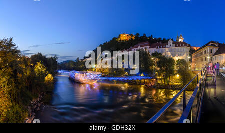 Graz: Mur-Insel in der Mur, Schlossberg mit dem Uhrturm, Region Graz, Steiermark, Steiermark, Österreich Stockfoto