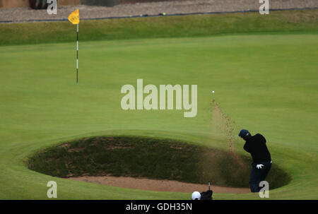 USAS Phil Mickelson chips aus einem Bunker am 18. Tag drei der The Open Championship 2016 im Royal Troon Golf Club, South Ayrshire. Stockfoto