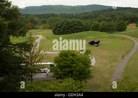 Übersicht über einige der Storm King Garten in Cornwall, New York.  Straßenbahn in Vordergrund, Fahrrad und zu Fuß sind eine Fortbewegung auf Gelände. Stockfoto