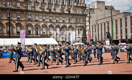 Die Royal Air Force Band (UK) marschieren und Auftritten in George Square, Central Glasgow, als Teil der Piping Live! Festival. Stockfoto