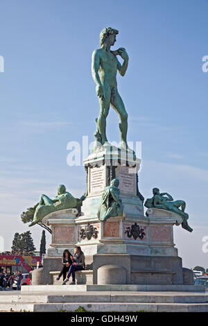 Touristen an der Basis, und hinter der 19. Jahrhundert Bronze Kopie von Michelangelos David, Piazzale Michelangelo-statue Stockfoto