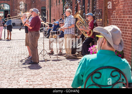 Toronto, Kanada - 1. Juli 2016: Band spielt Musik in der Straße, in der Distillery District. Stockfoto