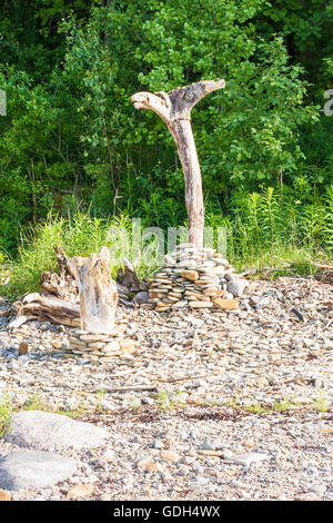 Alten geschälten Baum-Stämme auf Kopfsteinpflaster gelegt Stockfoto