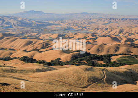 East Bay Area Rolling Hills und Mt Diablo ab Mission Peak Gipfel gesehen, während eine lange Dürre. Stockfoto