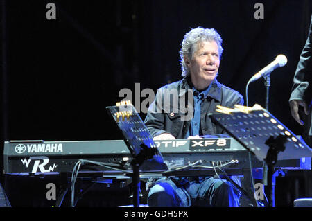 Chick Corea während des Konzerts, zählt er die Welt des jazz Giants, eine wahre Legende von Klavier und Keyboards, mit mehr als 50 Grammy Award Nominierungen, darunter 16 gewann in seiner Karriere und einer riesigen Plattenproduktion. Und heute Abend um 21 Uhr wird im Konzert in Neapel, Arena Flegrea, für ein besonderes Ereignis mit einer Band, die von Superstar Kenny Garrett, Saxophon, Wallace Roney, Trompete, Christian McBride, Bass, Marcus Gilmore. Die Veranstaltung trägt den Titel Chick Corea 75th Birthday Celebration. Hommage an die Helden, weil der jazz Master 75 Jahre kamen und mit dieser Tournèee und ein Tribut zu feiern wollte Stockfoto